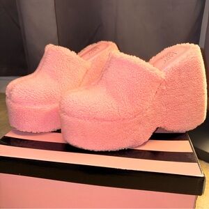KISS LIKE CAKE FUZZY CLOGS Size 6.5